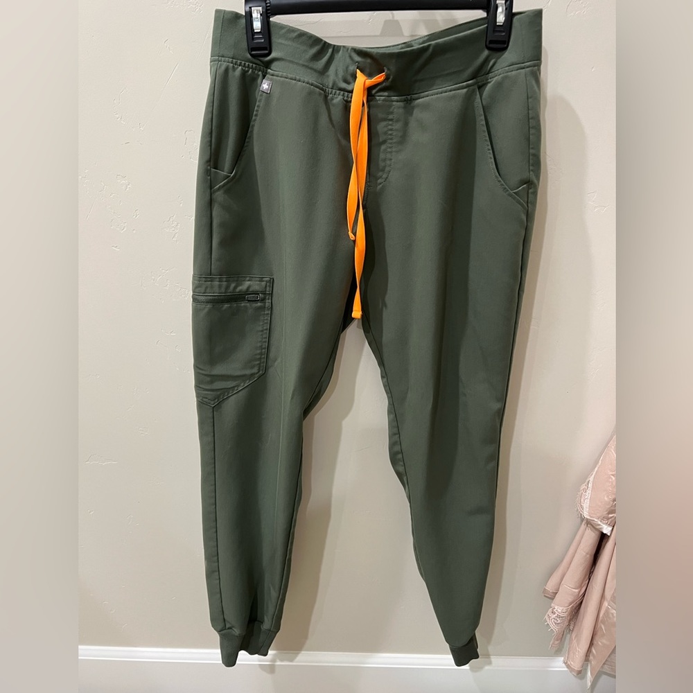 Figs Zamora Joggers medium regular, color moss green